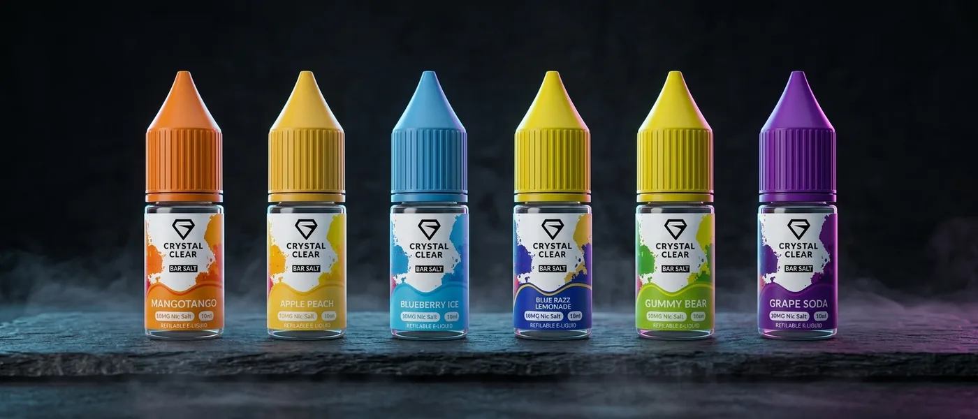 Uma série de frascos coloridos de e-líquido «Crystal Clear Bar Salt» num cenário de néon
