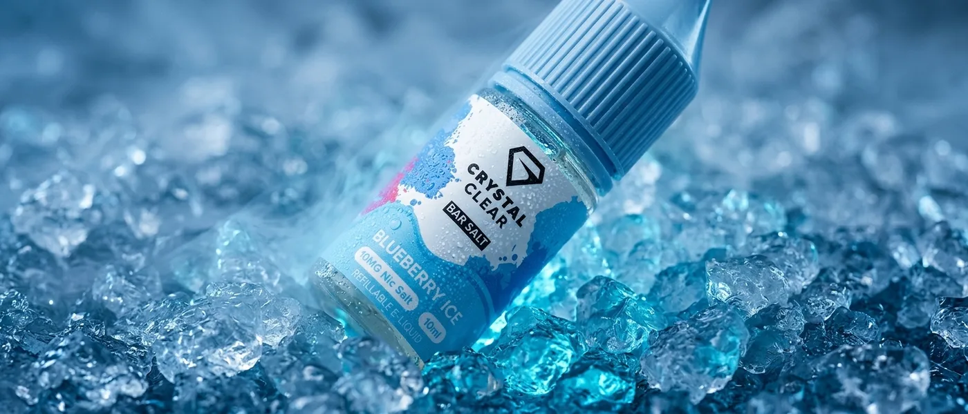 Um frasco de sal de nicotina «Crystal Clear Blueberry Ice» sobre gelo picado